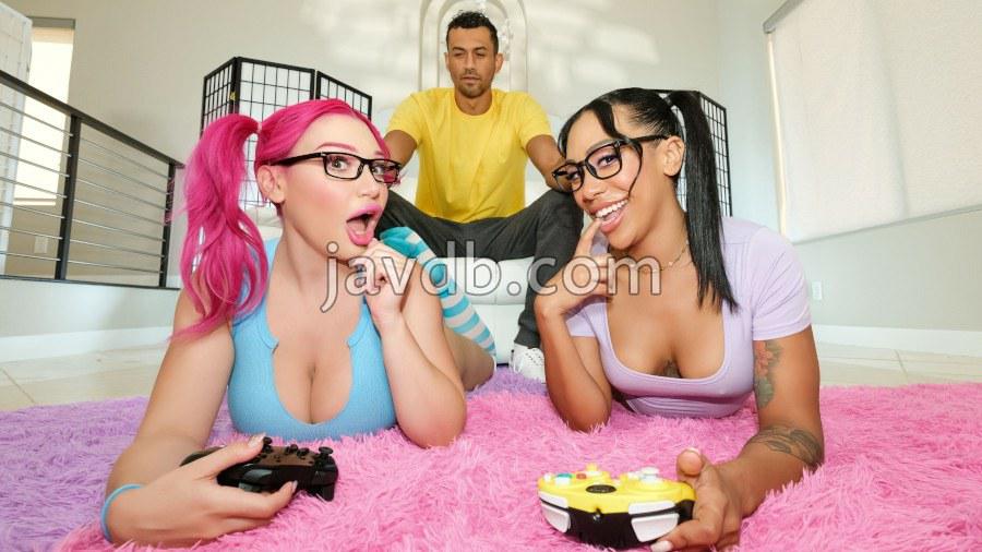 CrazyCollegeGFs.24.12.09 リアルゲーマーのみがディックのために一時停止します。 AlexJones Lily Lou Mikey Star